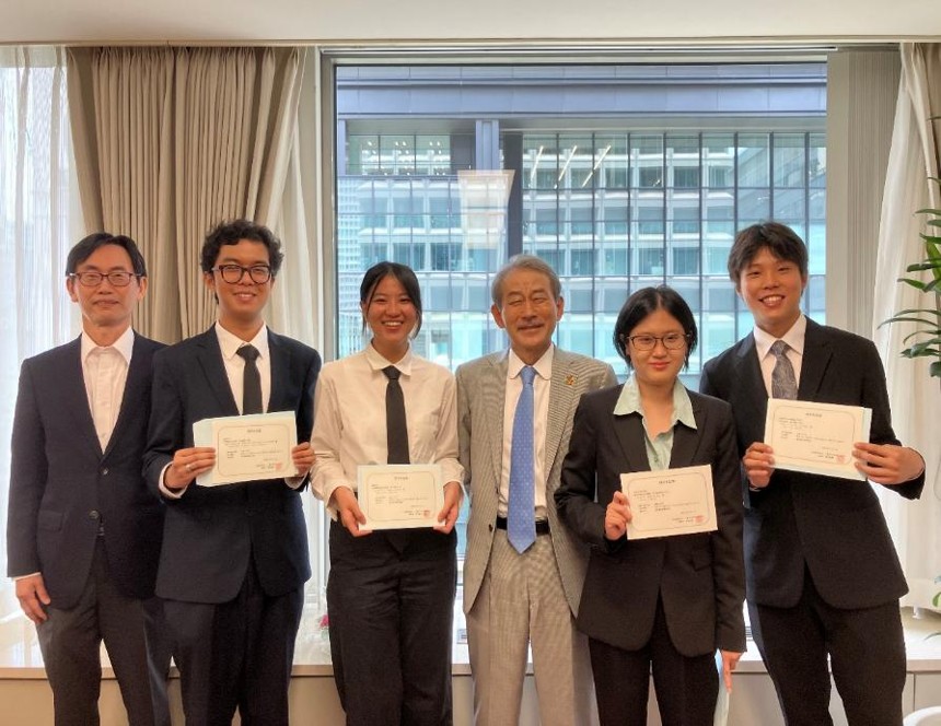 写真：2025年春採用奨学生証書授与式の様子